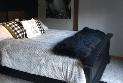 Sleeping Bear Cabin | Forest View Mountain Retreat in Truckee - Truckee, California