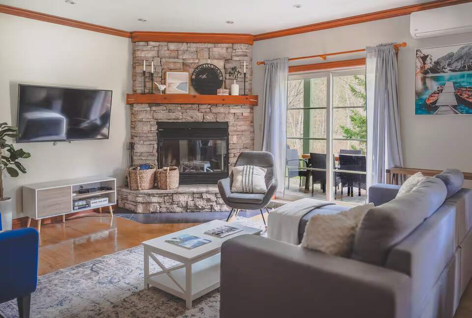 Cozy Mont Tremblant Retreat with Pool & Trails - Mont tremblant, Canada