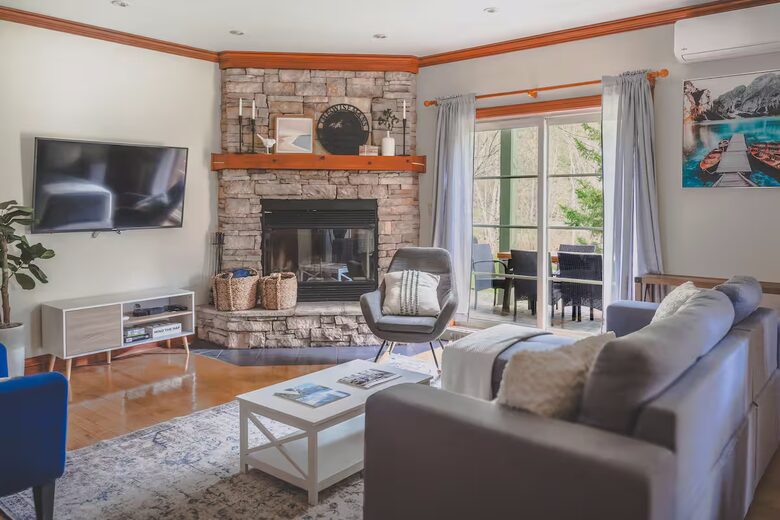 Cozy Mont Tremblant Retreat with Pool & Trails - Mont tremblant, Canada