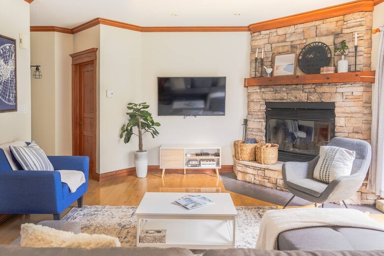 Cozy Mont Tremblant Retreat with Pool & Trails - Mont tremblant, Canada