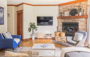 Cozy Mont Tremblant Retreat with Pool & Trails - Mont tremblant, Canada