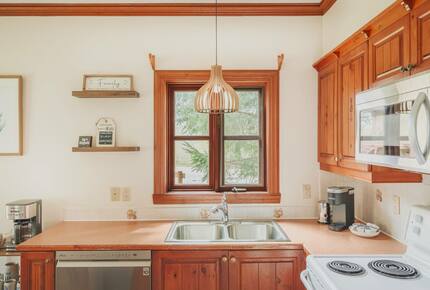 Cozy Mont Tremblant Retreat with Pool & Trails - Mont tremblant, Canada