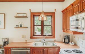 Cozy Mont Tremblant Retreat with Pool & Trails - Mont tremblant, Canada