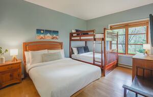 Cozy Mont Tremblant Retreat with Pool & Trails - Mont tremblant, Canada