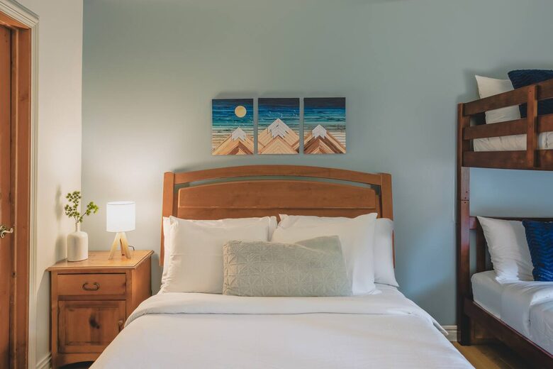 Cozy Mont Tremblant Retreat with Pool & Trails - Mont tremblant, Canada