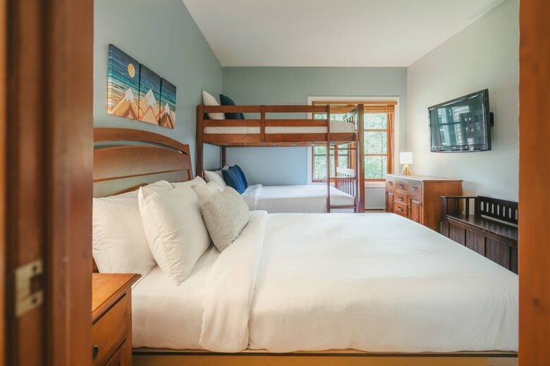 Cozy Mont Tremblant Retreat with Pool & Trails - Mont tremblant, Canada