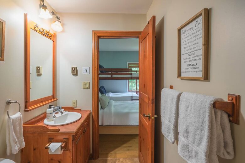 Cozy Mont Tremblant Retreat with Pool & Trails - Mont tremblant, Canada