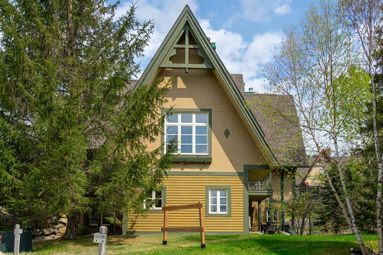 Cozy Mont Tremblant Retreat with Pool & Trails - Mont tremblant, Canada