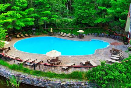 Cozy Mont Tremblant Retreat with Pool & Trails - Mont tremblant, Canada