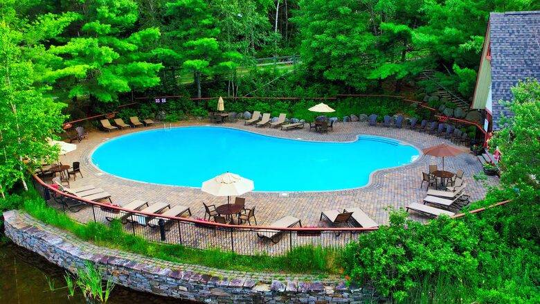 Cozy Mont Tremblant Retreat with Pool & Trails - Mont tremblant, Canada