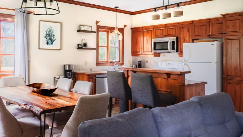 Cozy Mont Tremblant Retreat with Pool & Trails - Mont tremblant, Canada