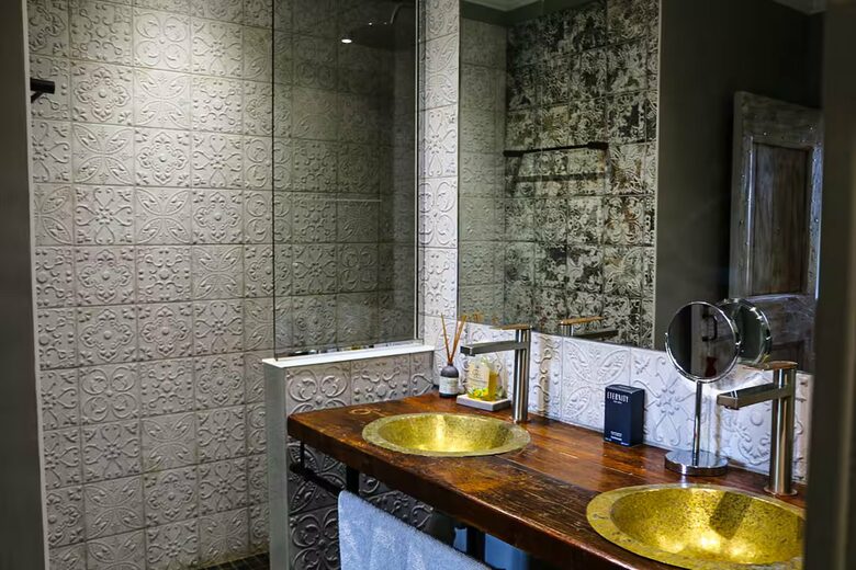 Timeless Farmhouse with Pool and Garden in Provence - Plan-d'Orgon, France