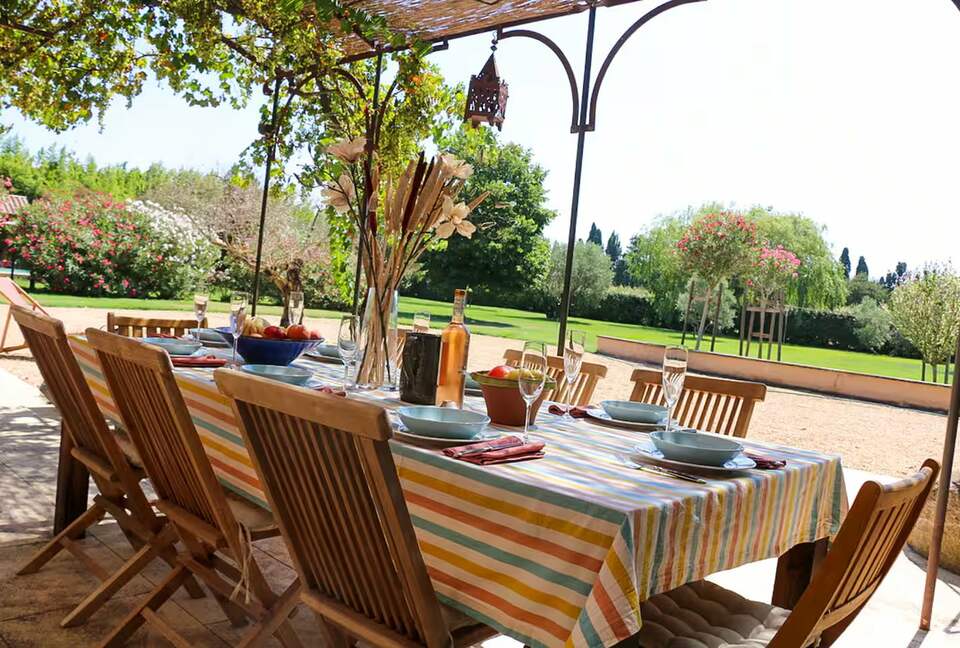 Timeless Farmhouse with Pool and Garden in Provence - Plan-d'Orgon, France