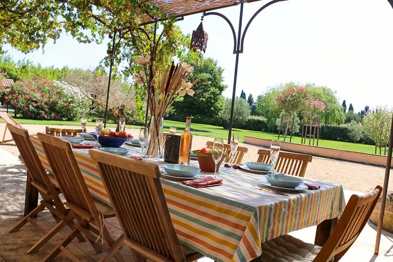 Timeless Farmhouse with Pool and Garden in Provence - Plan-d'Orgon, France