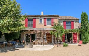 Timeless Farmhouse with Pool and Garden in Provence - Plan-d'Orgon, France