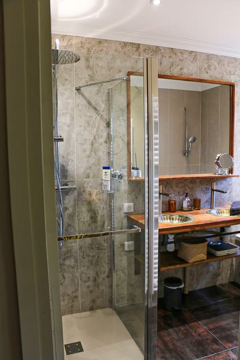 Timeless Farmhouse with Pool and Garden in Provence - Plan-d'Orgon, France