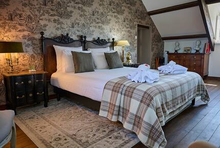 Exquisite 14th-Century Estate Near the Coast - Étables-sur-Mer, France