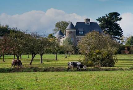 Exquisite 14th-Century Estate Near the Coast - Étables-sur-Mer, France