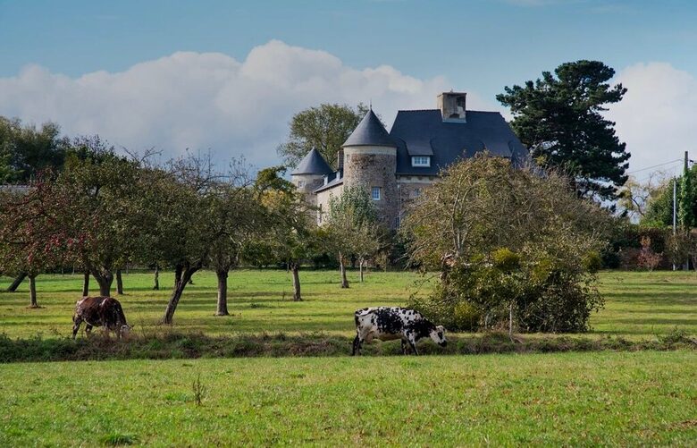 Exquisite 14th-Century Estate Near the Coast - Étables-sur-Mer, France