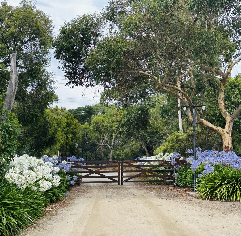 Countryside Grandeur with Private Lake and Tennis Court - Moorooduc, Australia