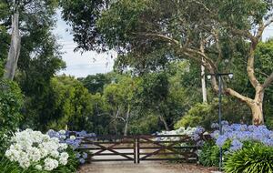 Countryside Grandeur with Private Lake and Tennis Court - Moorooduc, Australia