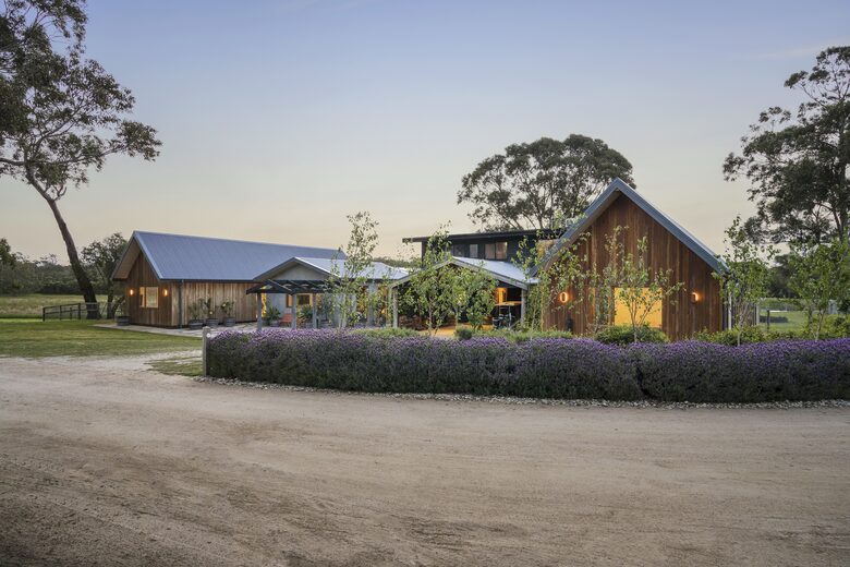 Countryside Grandeur with Private Lake and Tennis Court - Moorooduc, Australia