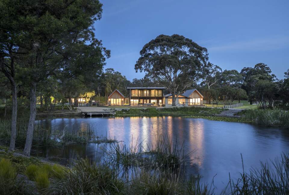 Countryside Grandeur with Private Lake and Tennis Court - Moorooduc, Australia