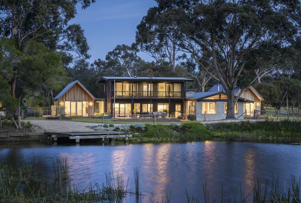 Countryside Grandeur with Private Lake and Tennis Court - Moorooduc, Australia