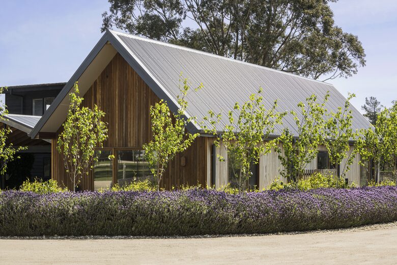 Countryside Grandeur with Private Lake and Tennis Court - Moorooduc, Australia