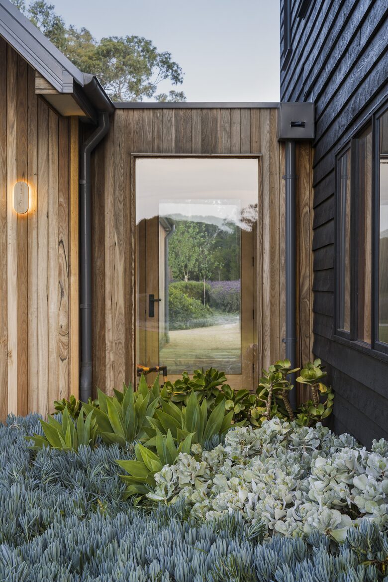 Countryside Grandeur with Private Lake and Tennis Court - Moorooduc, Australia