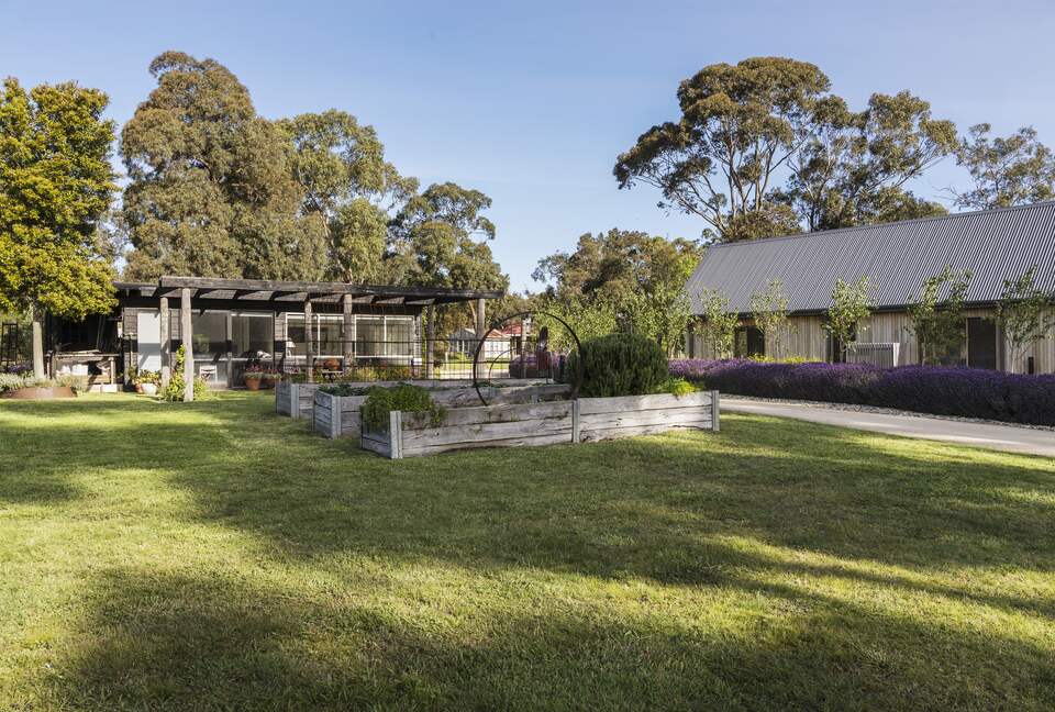 Countryside Grandeur with Private Lake and Tennis Court - Moorooduc, Australia