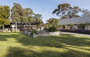 Countryside Grandeur with Private Lake and Tennis Court - Moorooduc, Australia