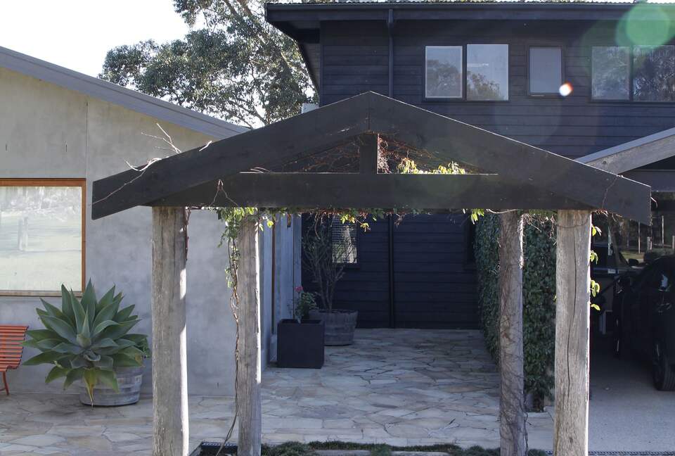 Countryside Grandeur with Private Lake and Tennis Court - Moorooduc, Australia