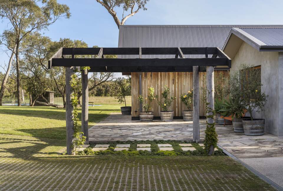 Countryside Grandeur with Private Lake and Tennis Court - Moorooduc, Australia
