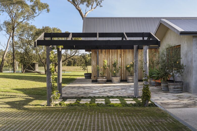 Countryside Grandeur with Private Lake and Tennis Court - Moorooduc, Australia