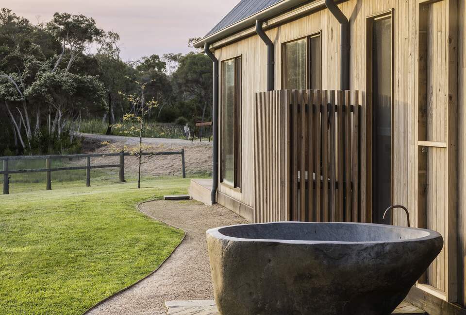 Countryside Grandeur with Private Lake and Tennis Court - Moorooduc, Australia