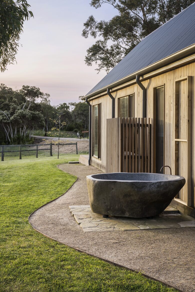 Countryside Grandeur with Private Lake and Tennis Court - Moorooduc, Australia