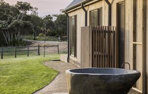 Countryside Grandeur with Private Lake and Tennis Court - Moorooduc, Australia