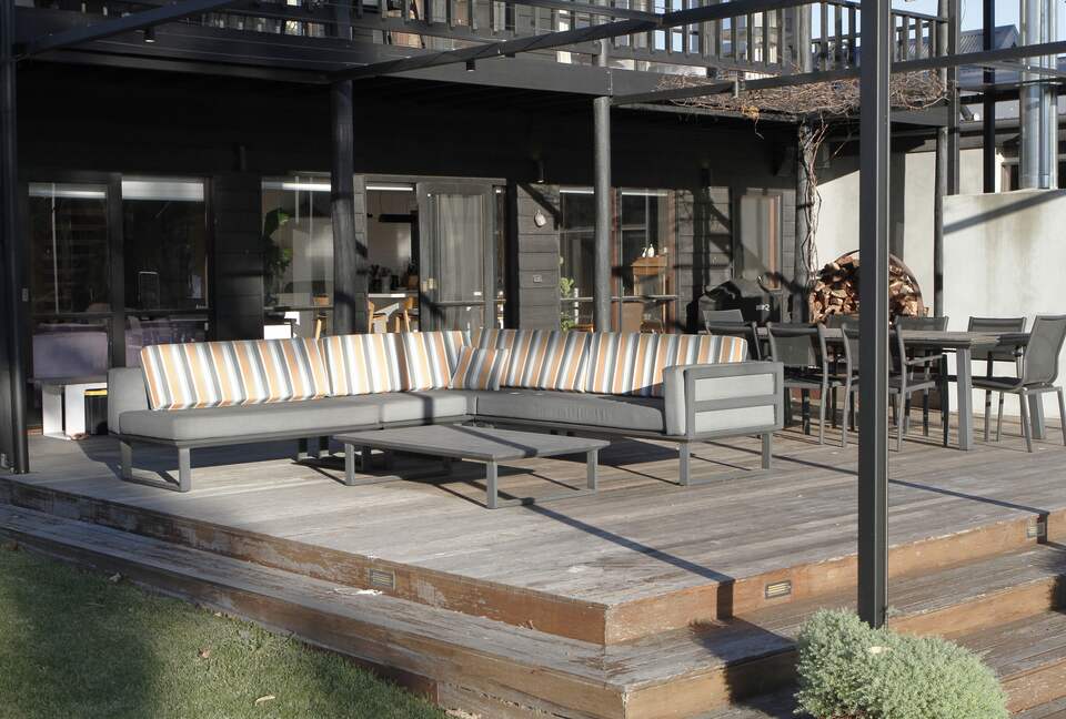 Countryside Grandeur with Private Lake and Tennis Court - Moorooduc, Australia