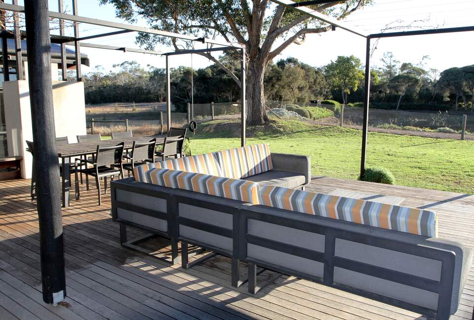 Countryside Grandeur with Private Lake and Tennis Court - Moorooduc, Australia