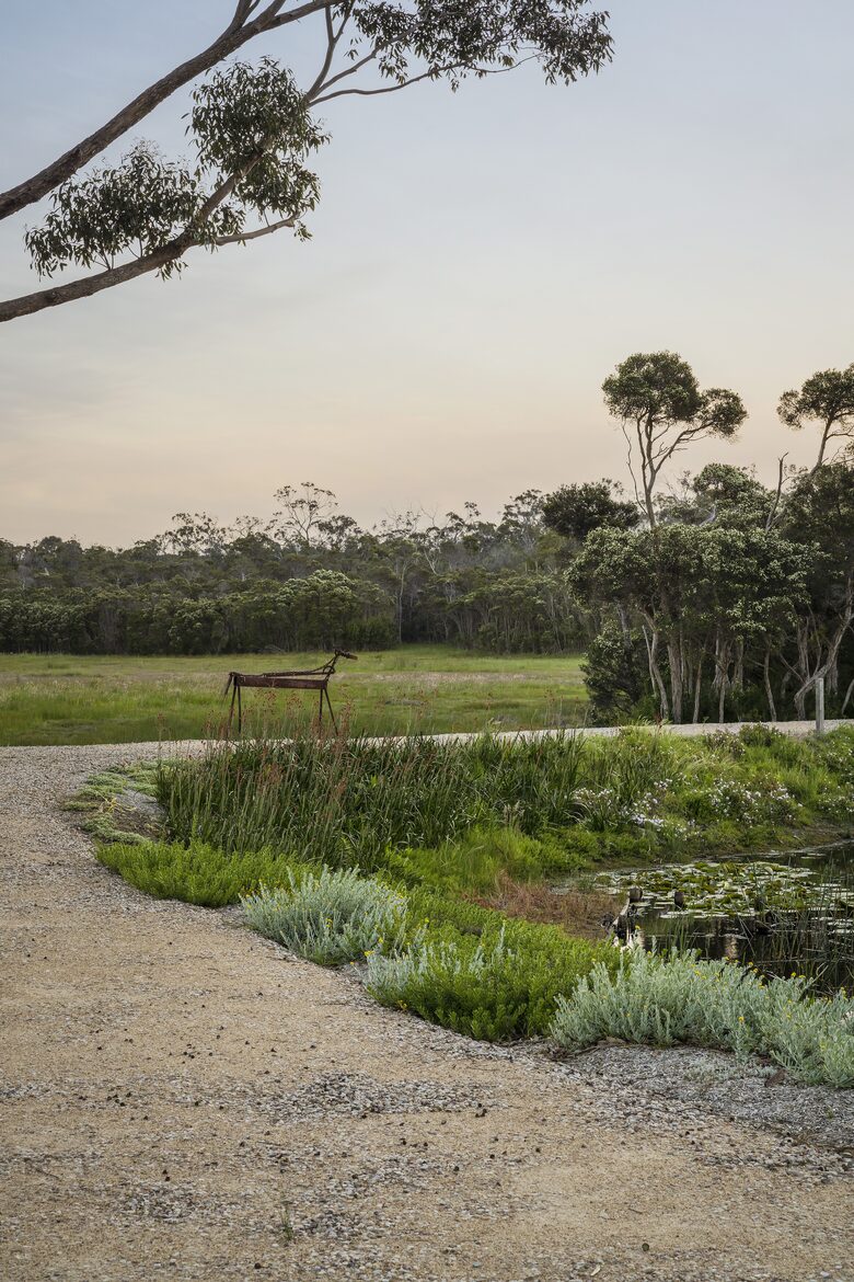 Countryside Grandeur with Private Lake and Tennis Court - Moorooduc, Australia
