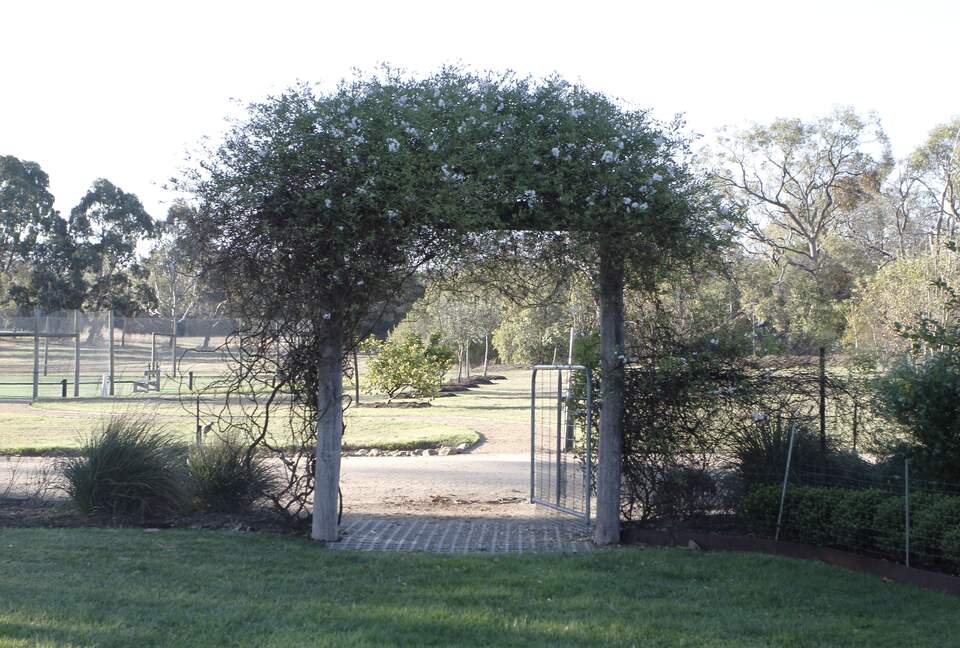Countryside Grandeur with Private Lake and Tennis Court - Moorooduc, Australia