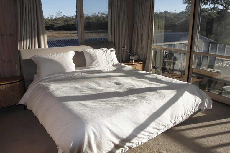 Countryside Grandeur with Private Lake and Tennis Court - Moorooduc, Australia