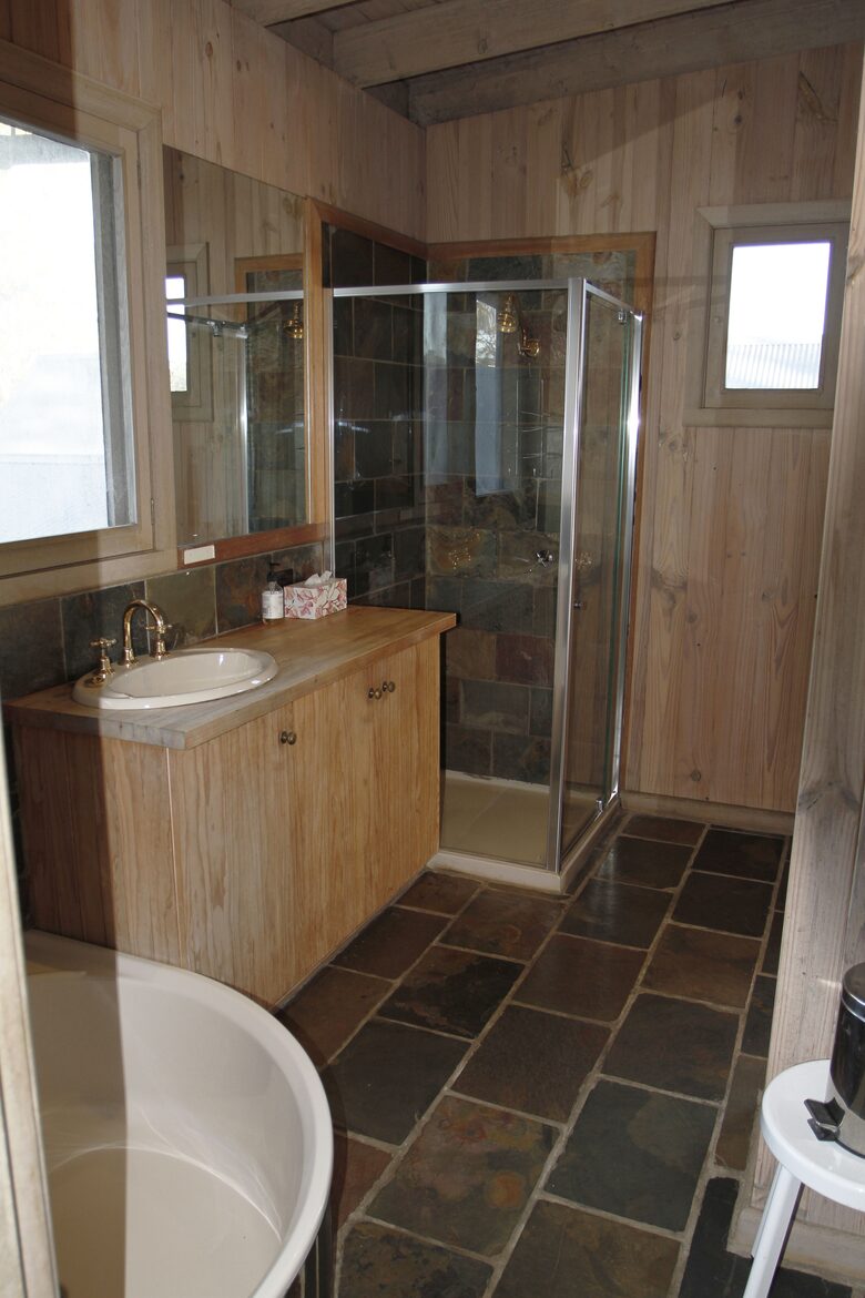 Countryside Grandeur with Private Lake and Tennis Court - Moorooduc, Australia