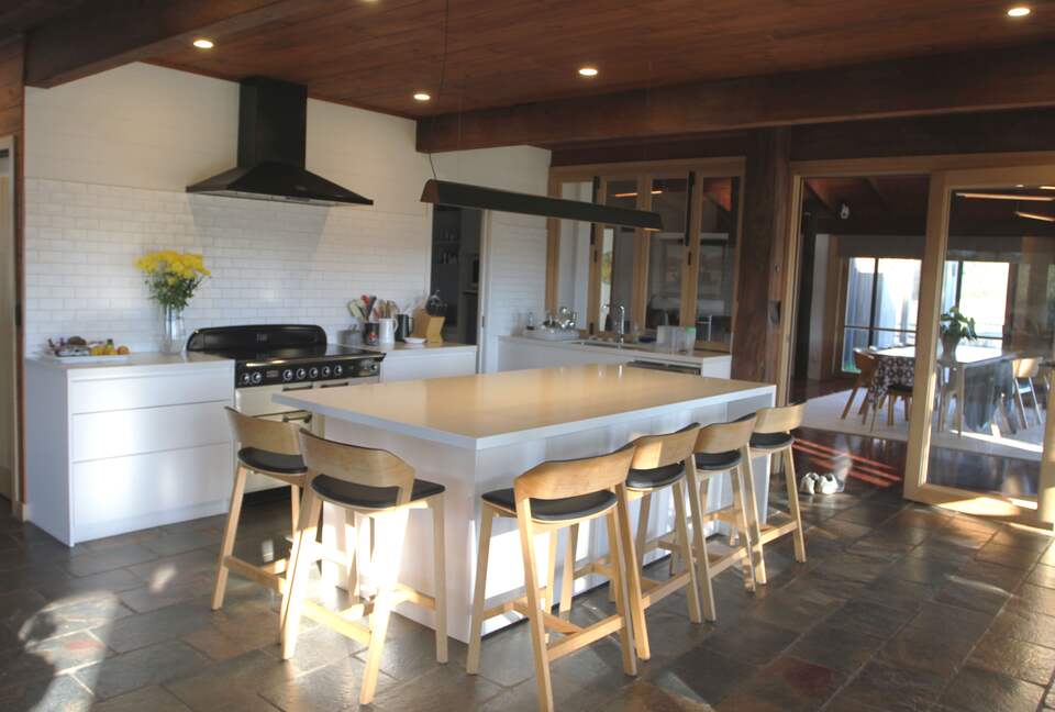 Countryside Grandeur with Private Lake and Tennis Court - Moorooduc, Australia