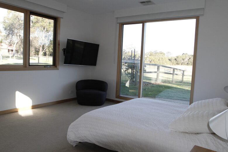 Countryside Grandeur with Private Lake and Tennis Court - Moorooduc, Australia