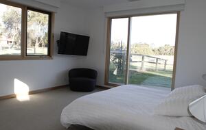 Countryside Grandeur with Private Lake and Tennis Court - Moorooduc, Australia