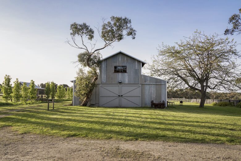 Countryside Grandeur with Private Lake and Tennis Court - Moorooduc, Australia