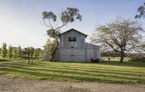 Countryside Grandeur with Private Lake and Tennis Court - Moorooduc, Australia