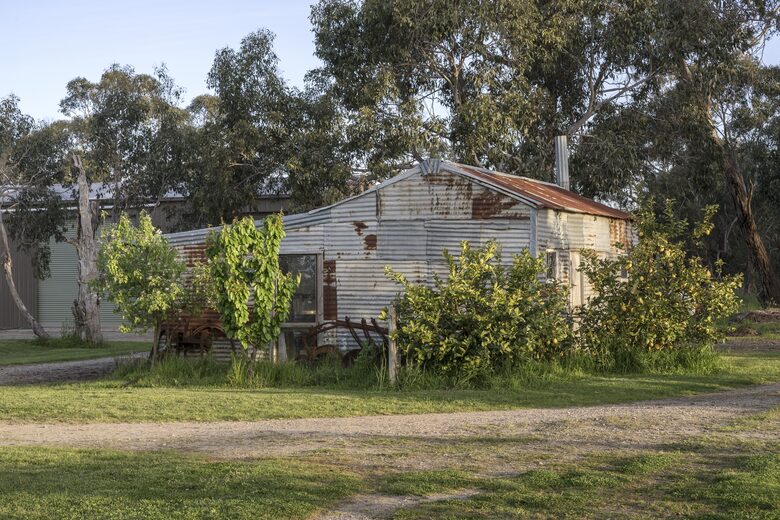 Countryside Grandeur with Private Lake and Tennis Court - Moorooduc, Australia